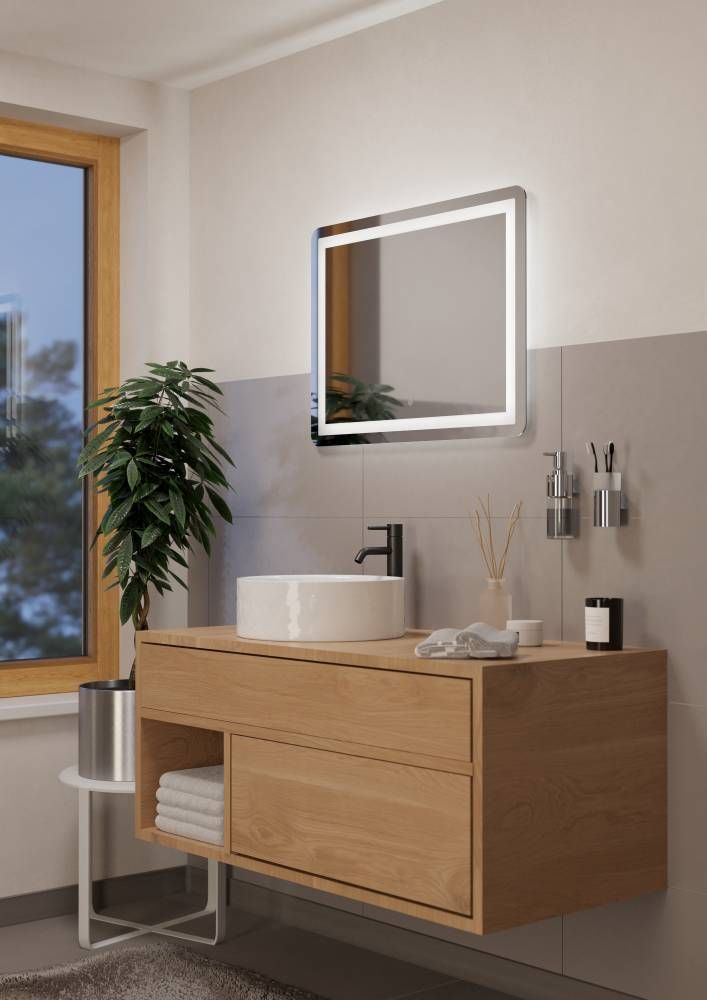 Mise en ambiance d'une salle de bain moderne avec le miroir allumé au-dessus du meuble vasque.
