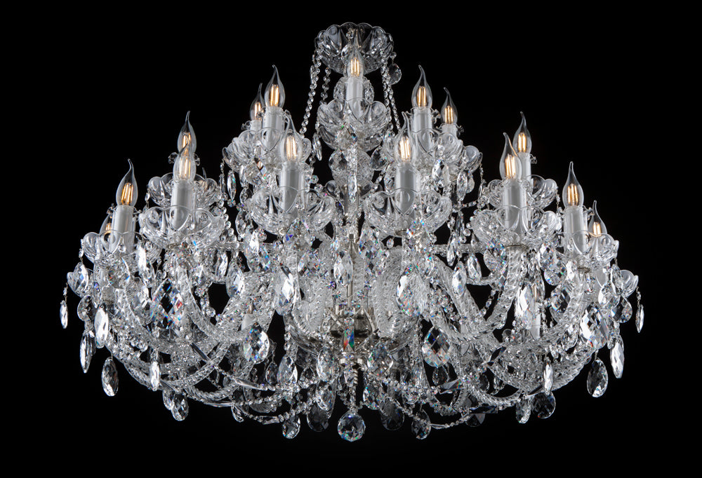 Vue d'ensemble du lustre, douze bras lumineux et guirlandes de cristal taillé