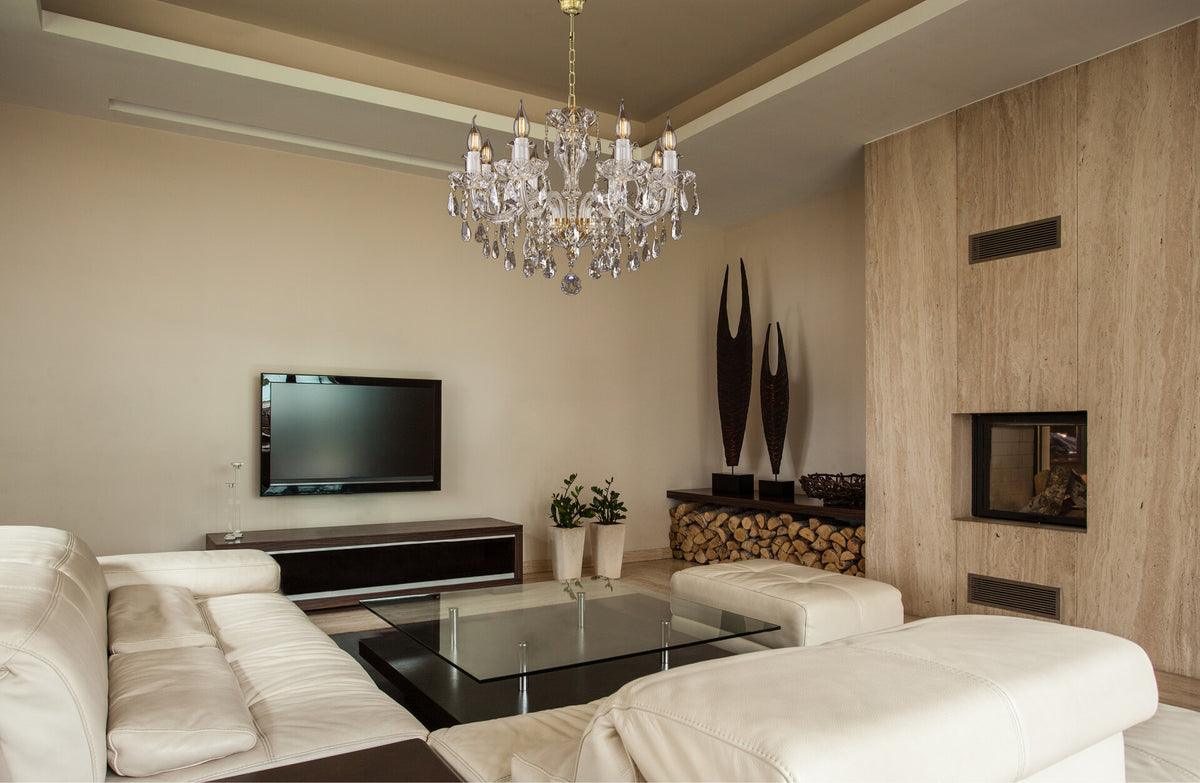 Lustre allumé au plafond d'un salon moderne avec canapé blanc