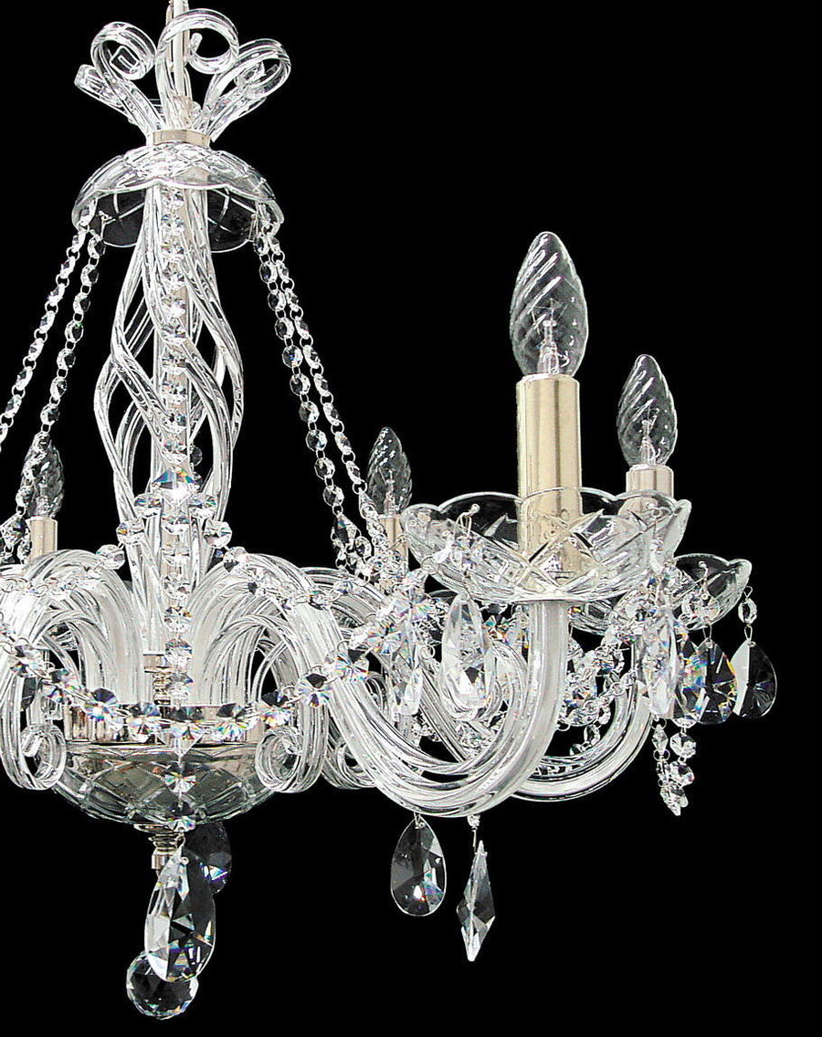 Vue rapprochée du lustre montrant bras recourbés et pendants ciselés