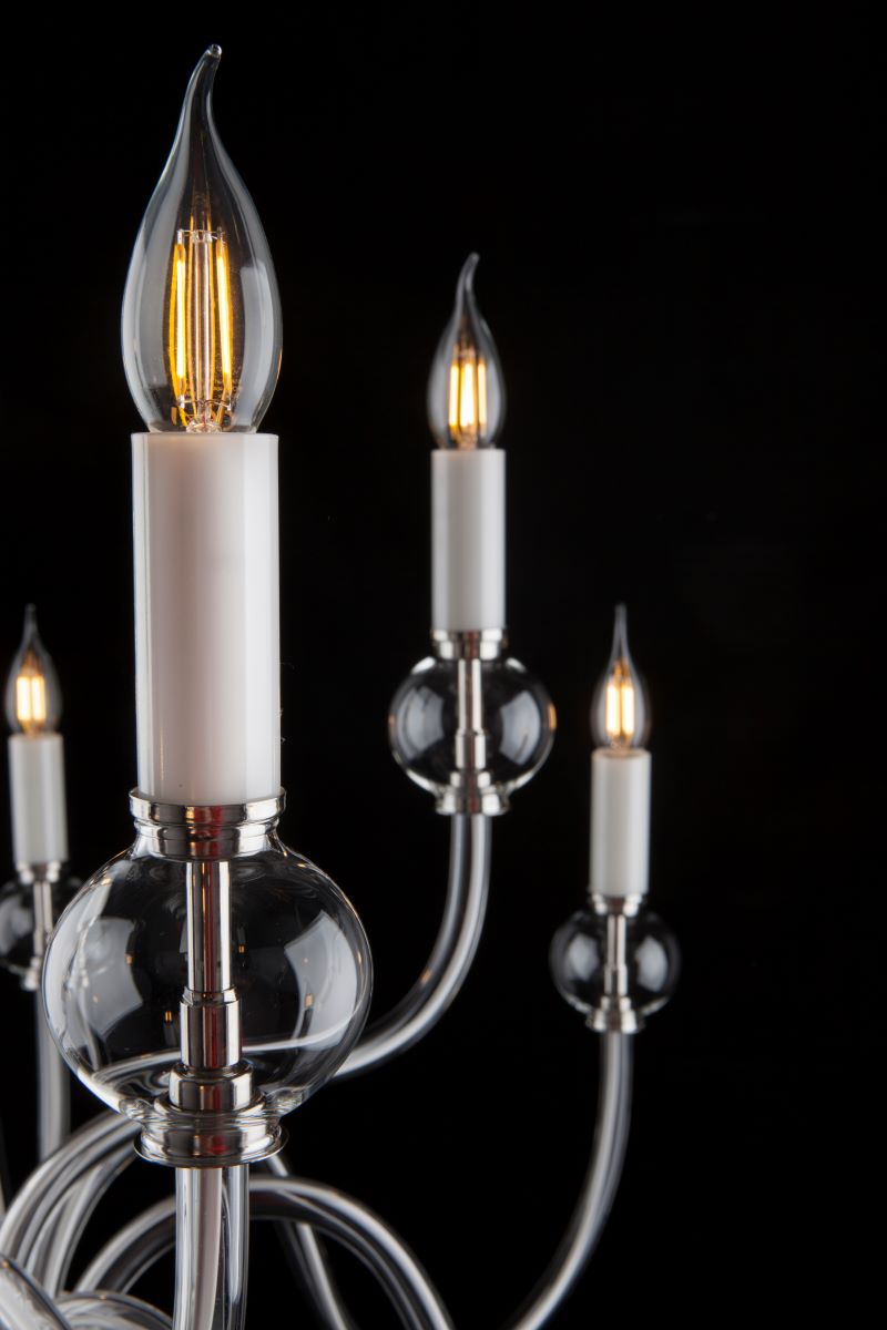 Détail des ampoules bougies et des globes en verre transparent.