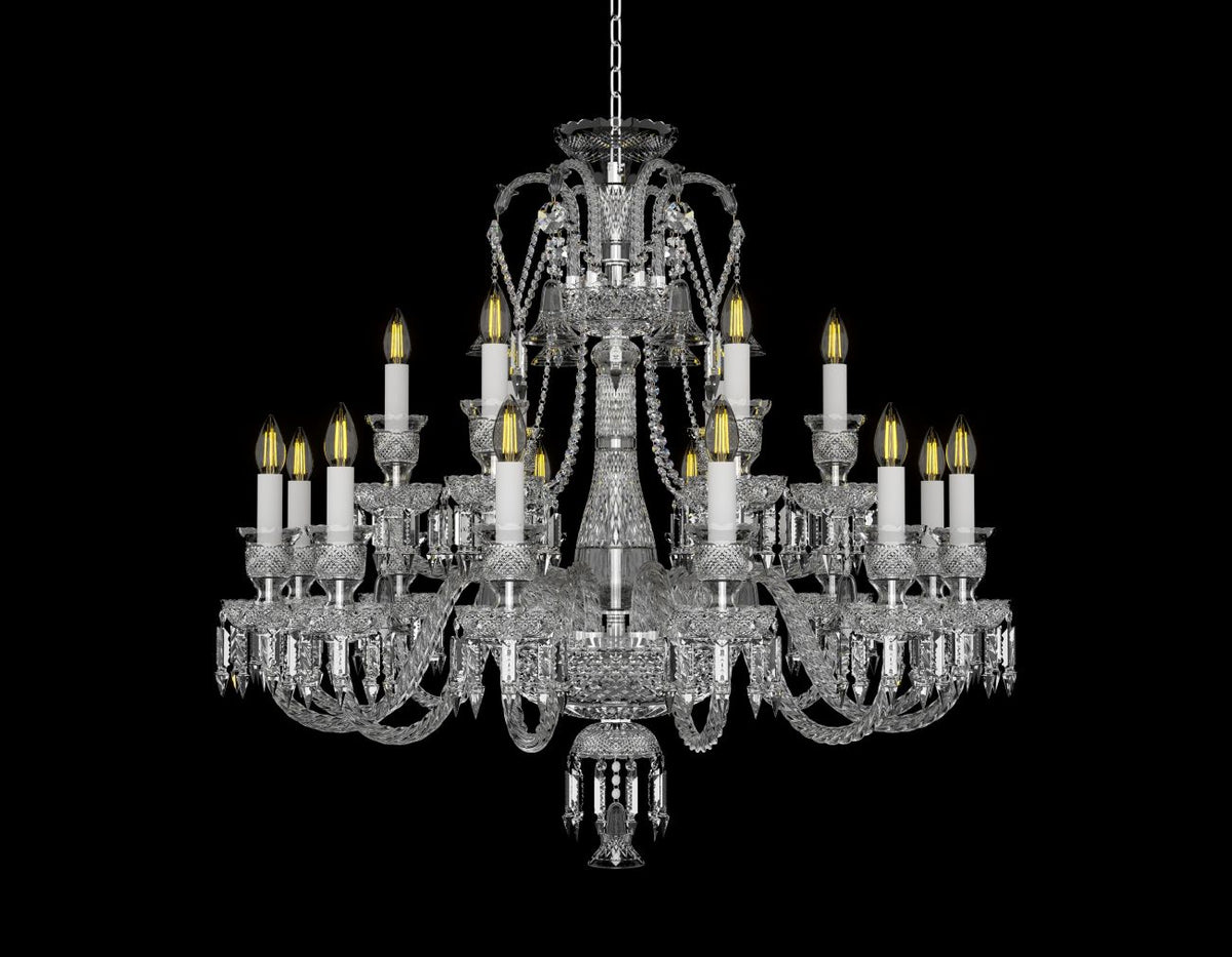 Lustre en cristal vu de face, bras multiples et pendants taillés sur fond noir