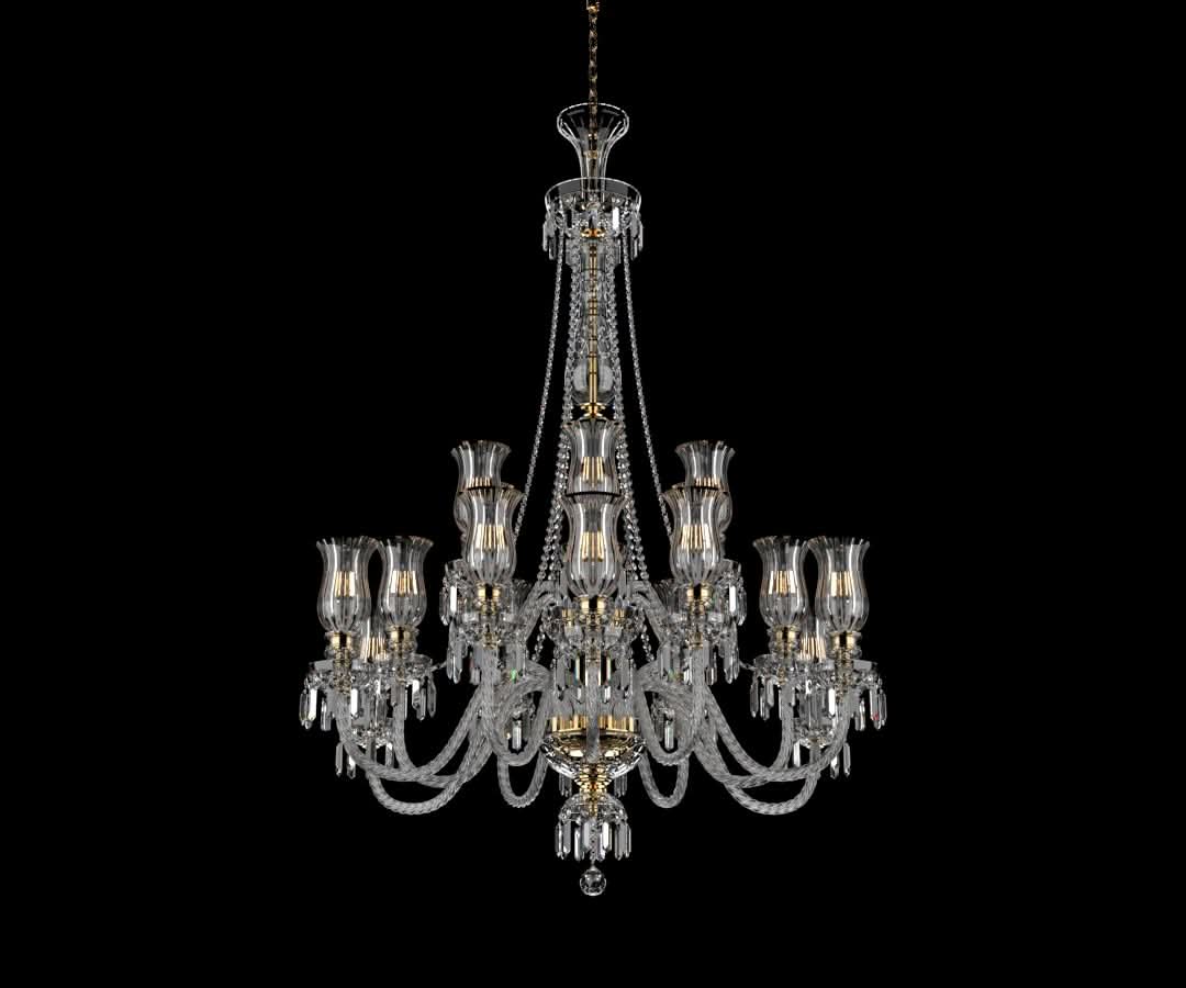 Lustre en cristal à douze bras vu de face sur fond noir