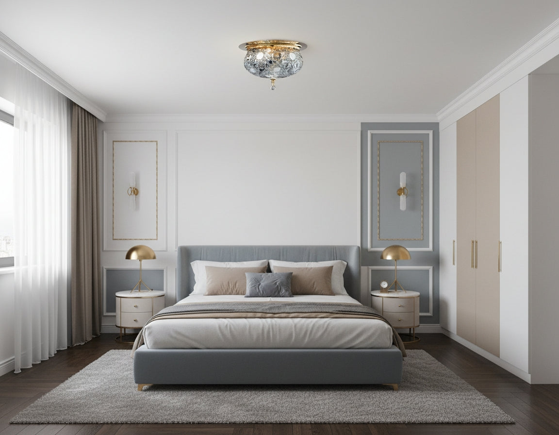 Mise en scène au-dessus d'un lit gris dans une chambre claire et contemporaine