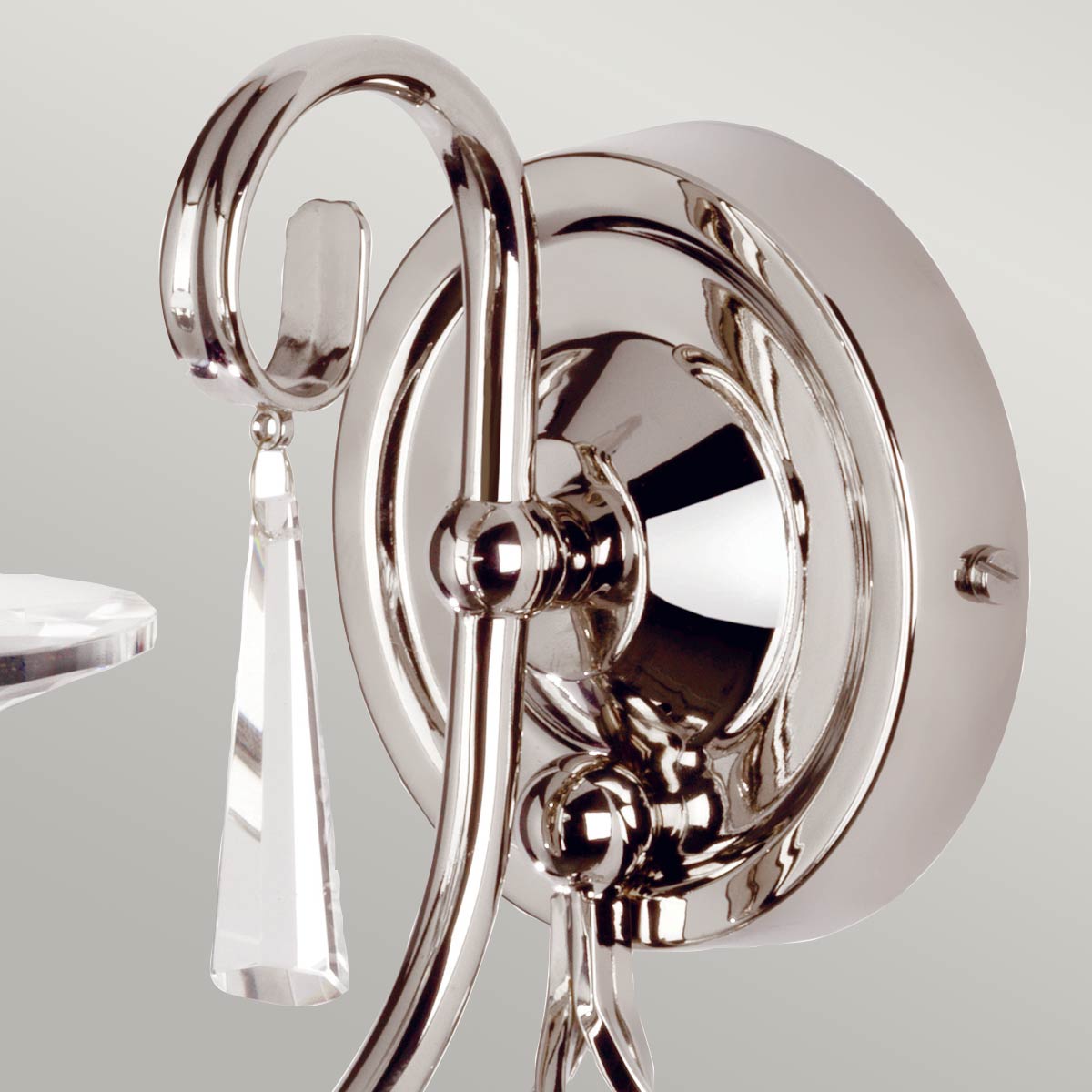 Vue rapprochée de la platine ronde et du bras recourbé en métal chromé