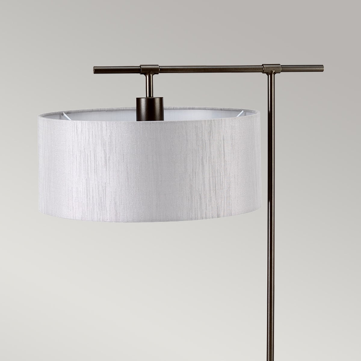 Détail du haut de la lampe, fixation de l'abat-jour sur la tige métallique