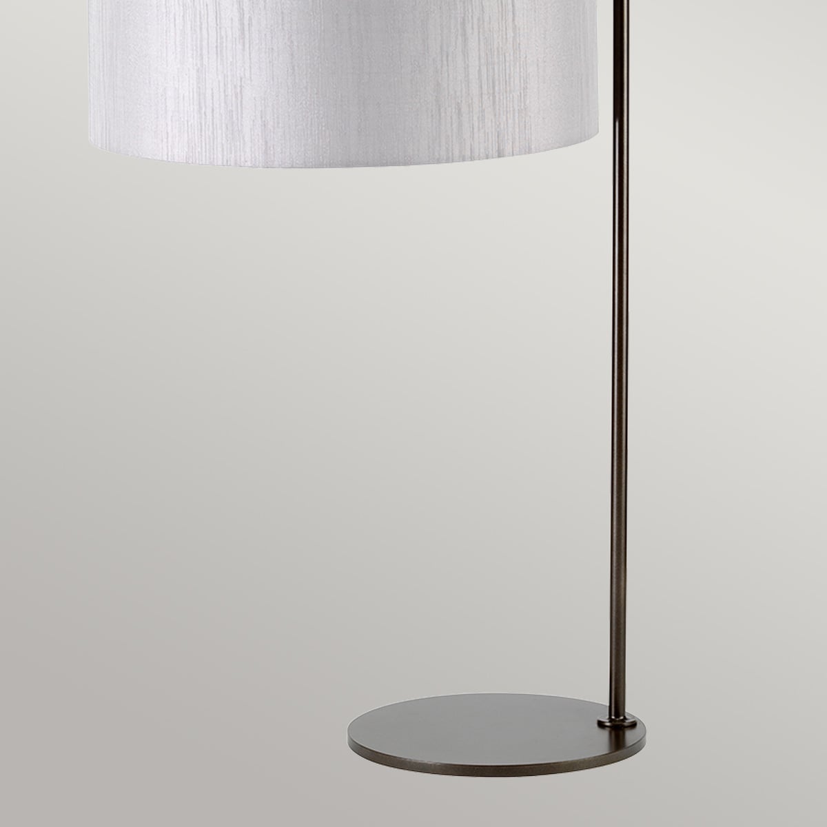 Gros plan du pied circulaire et du montant métallique fin de la lampe