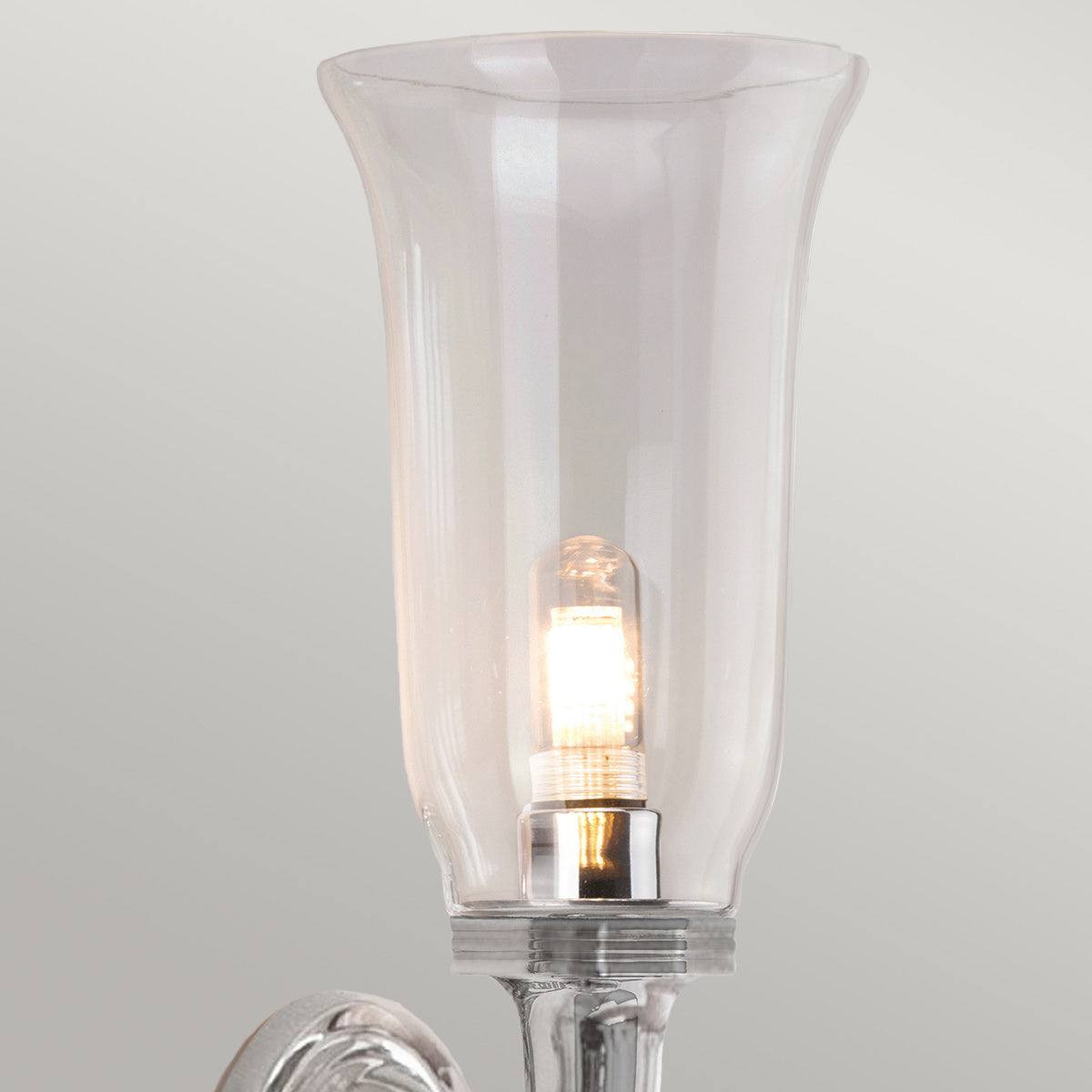 Gros plan sur le verre transparent et l'ampoule allumée à l'intérieur