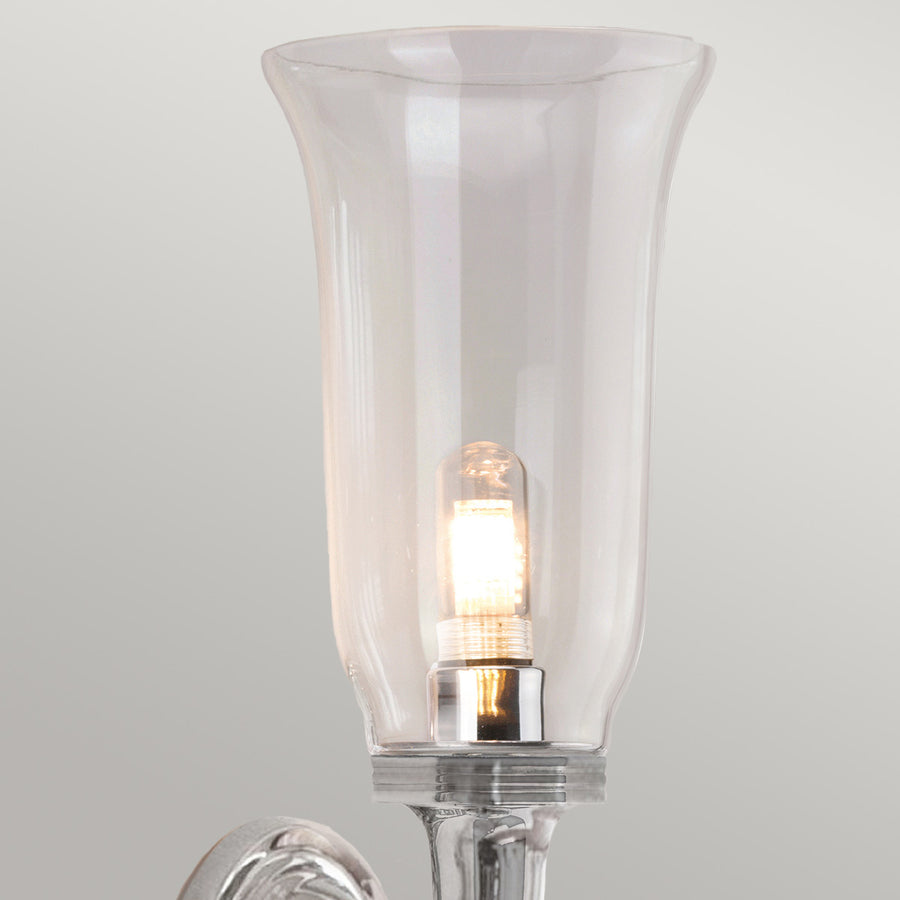 Gros plan sur le verre transparent et l'ampoule allumée à l'intérieur