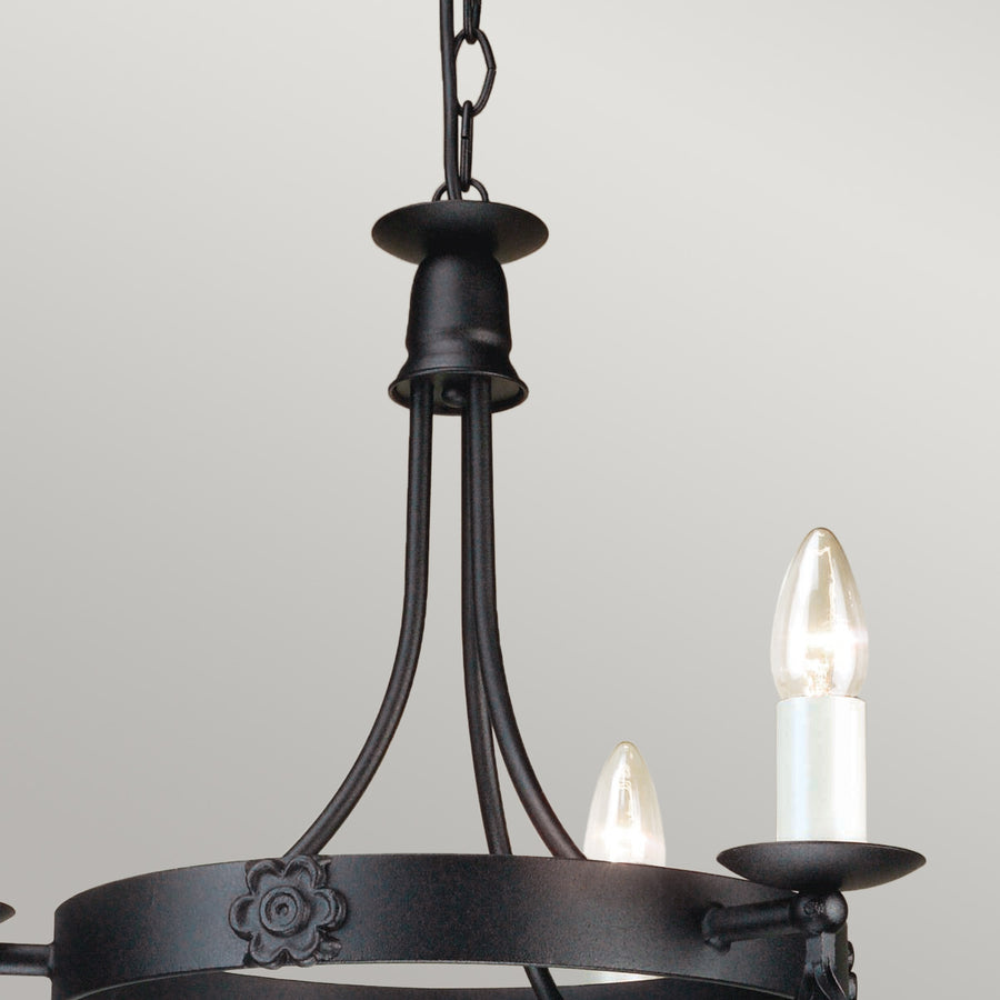 Détail de la chaîne et du support de plafond noir du luminaire.