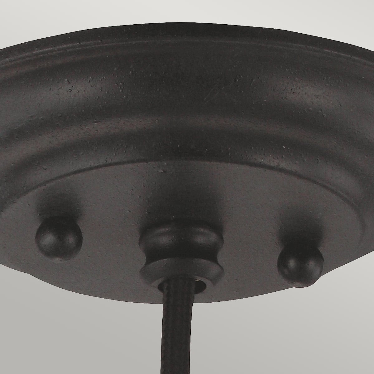 Dessous du pavillon noir fixé au plafond, avec ses deux vis apparentes