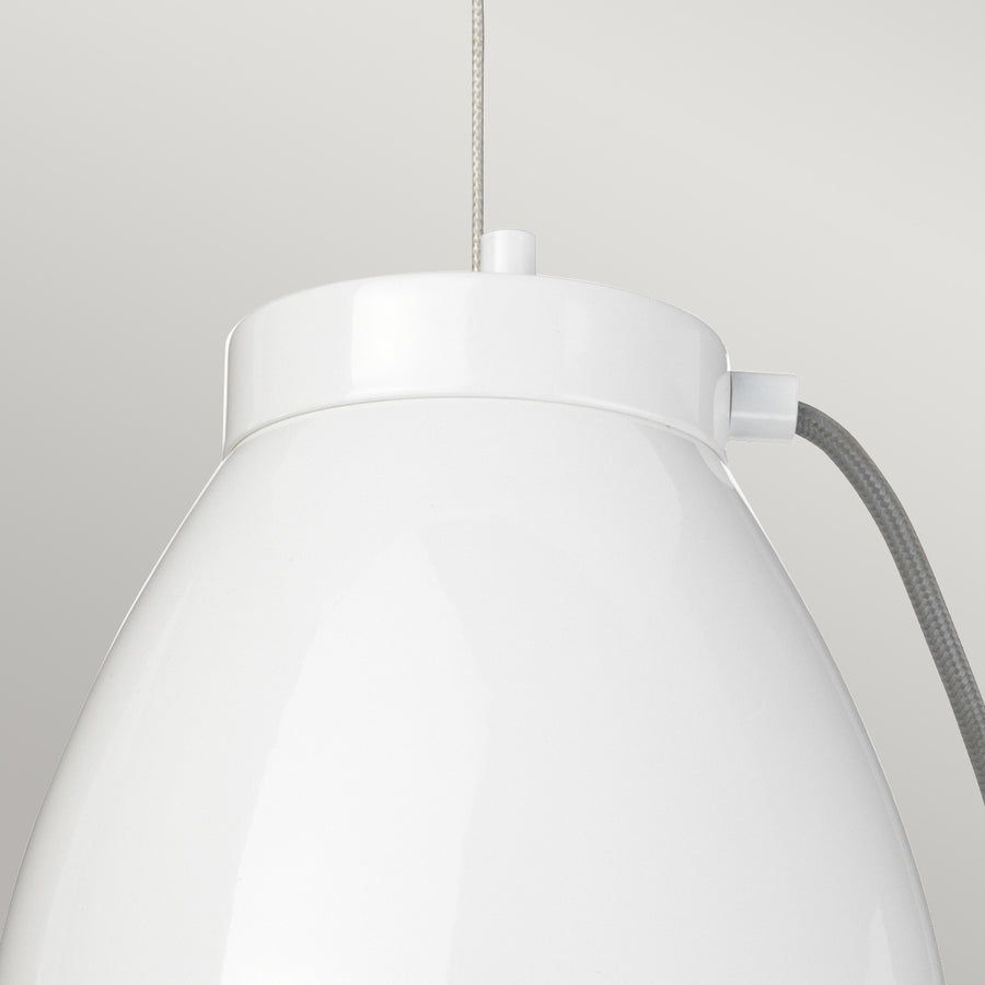 Détail du haut de l'abat-jour blanc et de la cordelette textile grise.