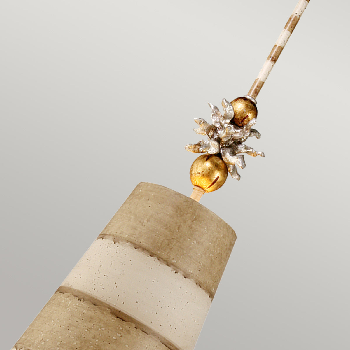 Détail du sommet doré et de l'ornement floral en verre argenté