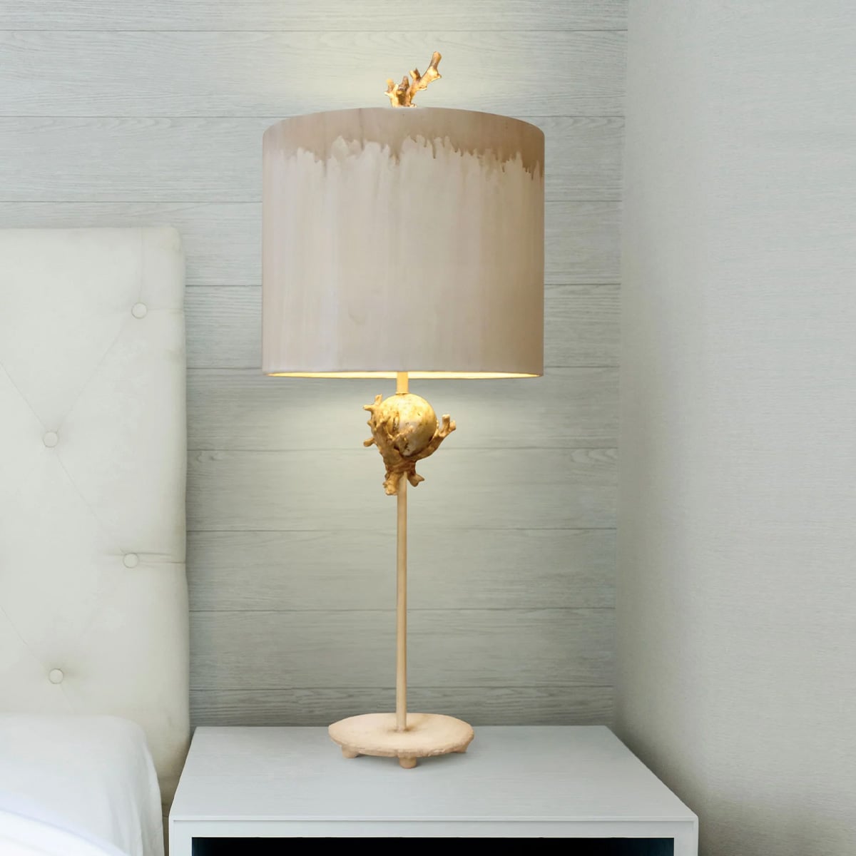 Mise en ambiance, lampe allumée sur une table de nuit dans une chambre claire