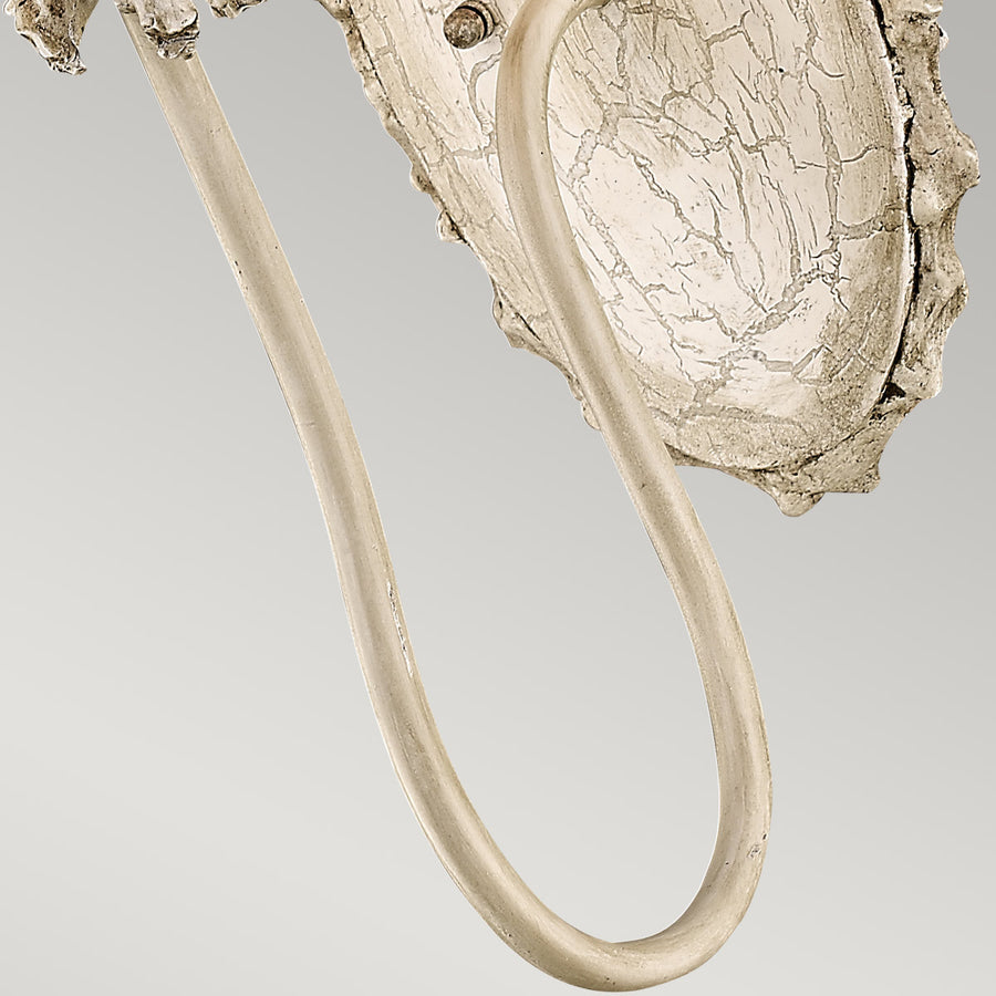 Détail du bras tubulaire recourbé en boucle et de la platine texturée