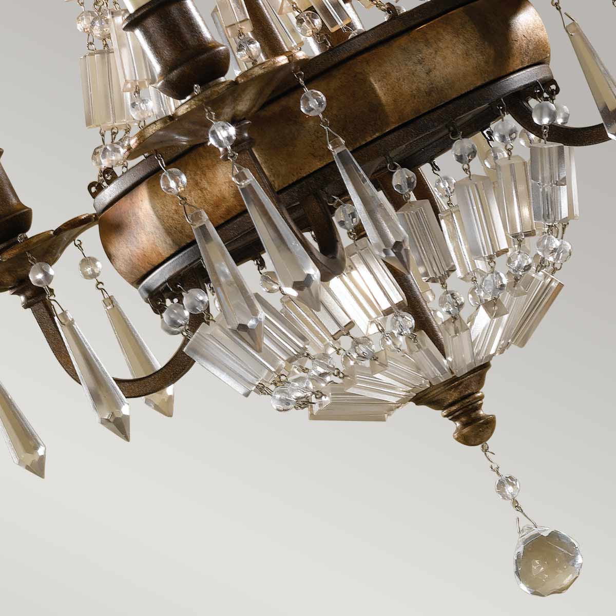 Détail du bas du lustre : coupelle en bronze martelé et pampilles de cristal