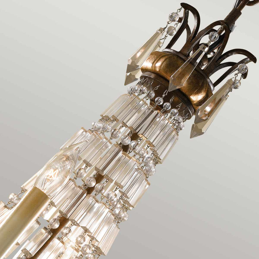 Gros plan sur la couronne sommitale en bronze et les chaînes de cristal