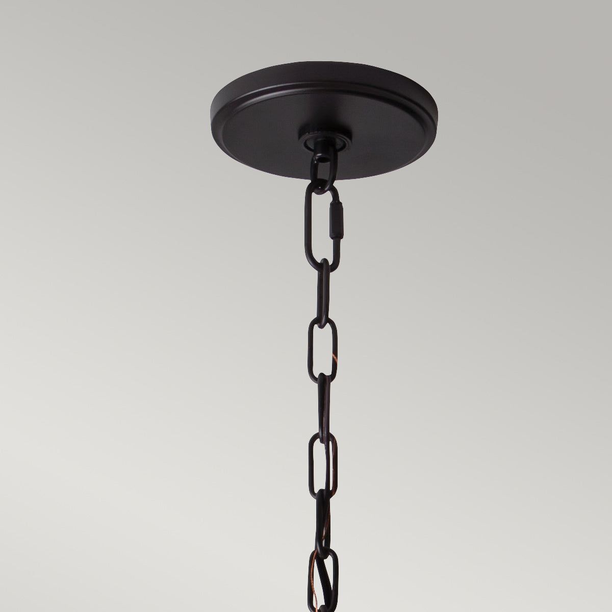 Détail de la fixation au plafond avec sa couronne métallique et la chaîne de suspension
