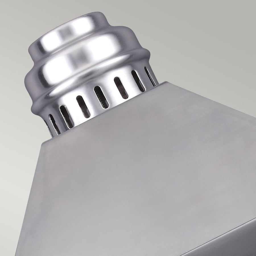 Détail du chapeau métallique argenté ajouré au sommet du luminaire