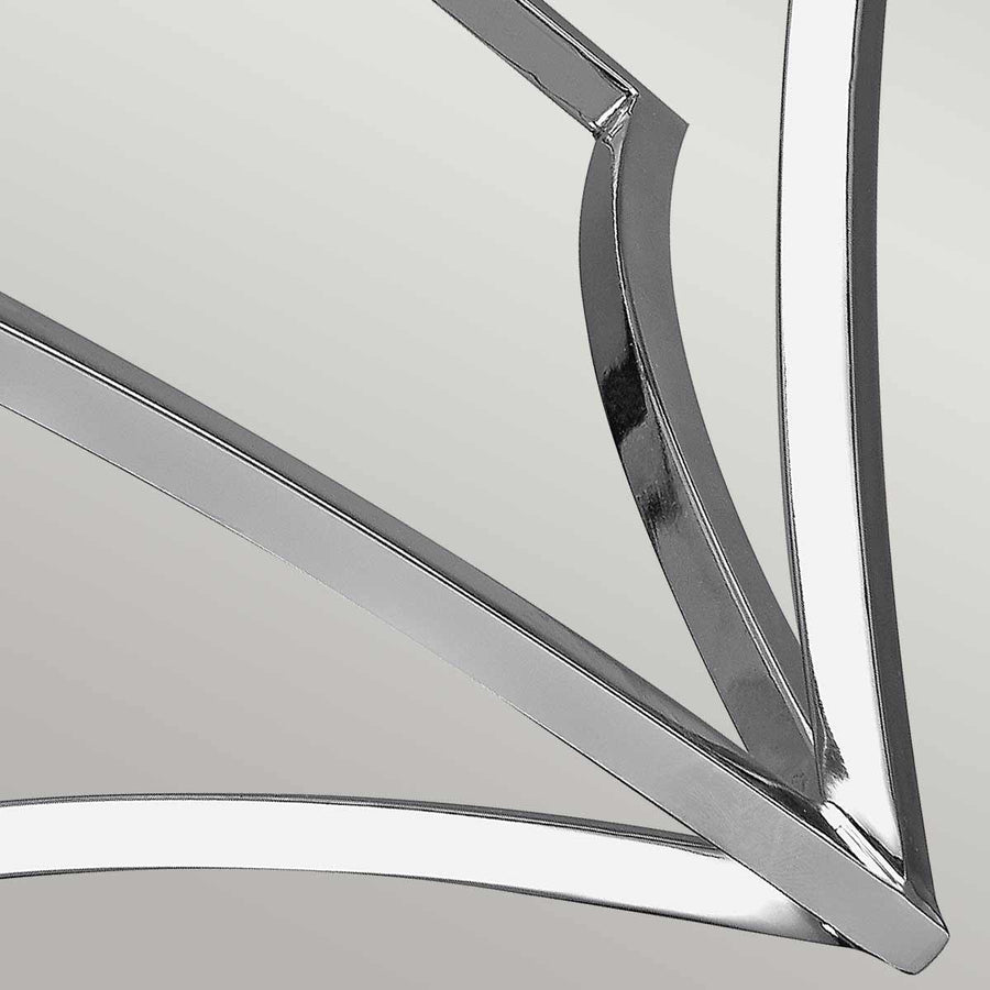 Détail d'une jonction soudée et polie de l'armature métallique chromée.