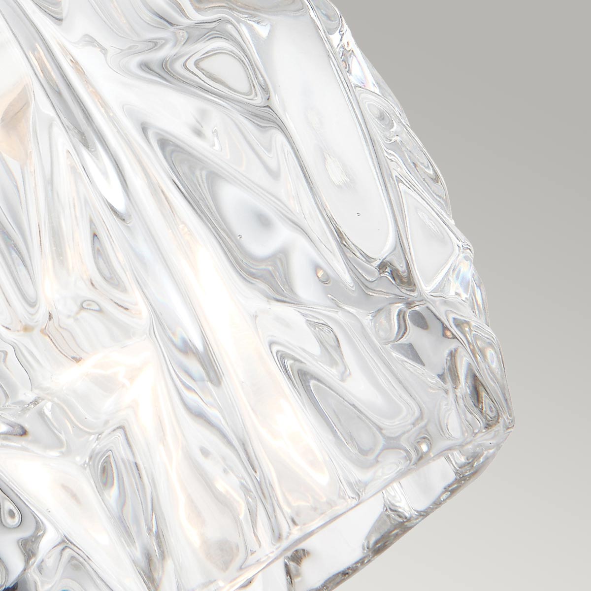 Gros plan sur le verre moulé aux reflets ondulés et à la surface givrée.