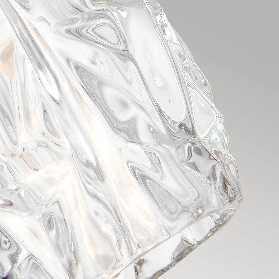 Gros plan sur le verre moulé aux reflets ondulés et à la surface givrée.