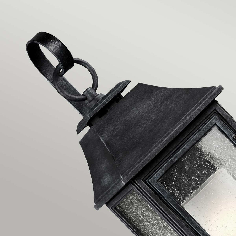 Détail du sommet avec anneau et lanterne en métal noir texturé