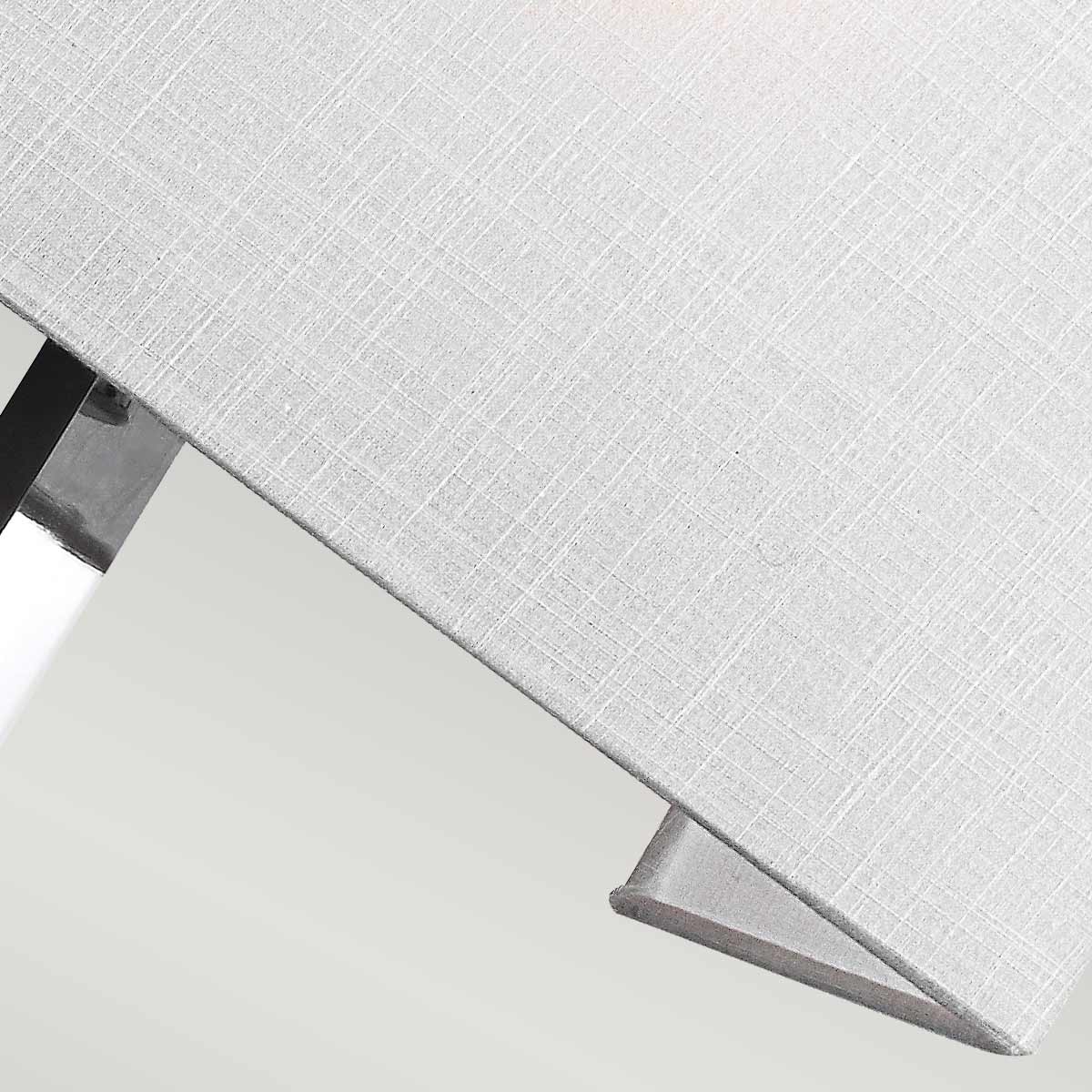 Détail de la texture tissée de l'abat-jour et de la structure métallique sous le tissu.
