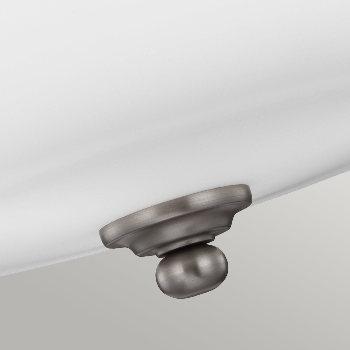 Détail du bouton de finition nickel sous la coupe en verre blanc