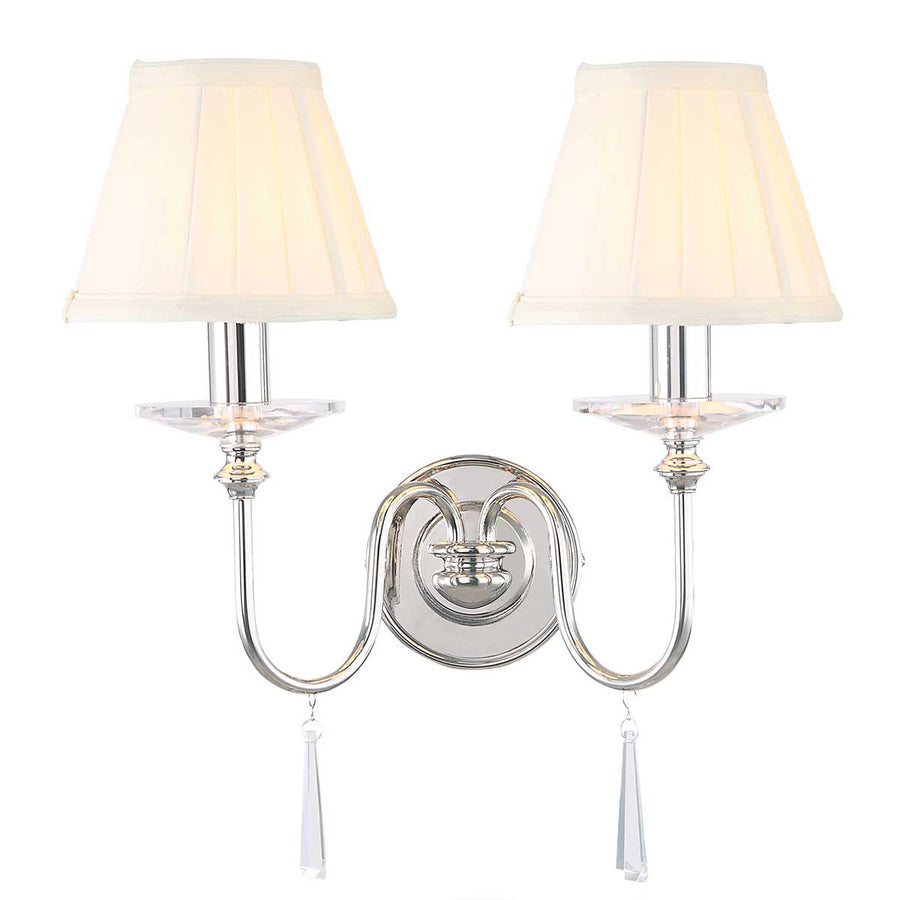 Applique équipée de deux abat-jours en tissu blanc plissé, lumière allumée