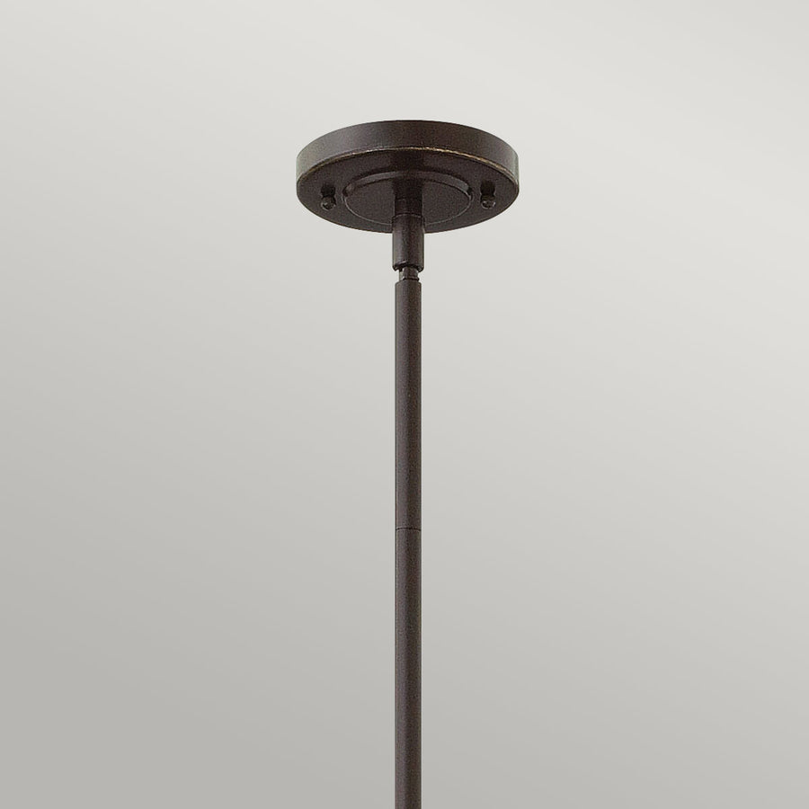 Détail du cache-piton rond en bronze fixé au plafond, avec sa tige filetée