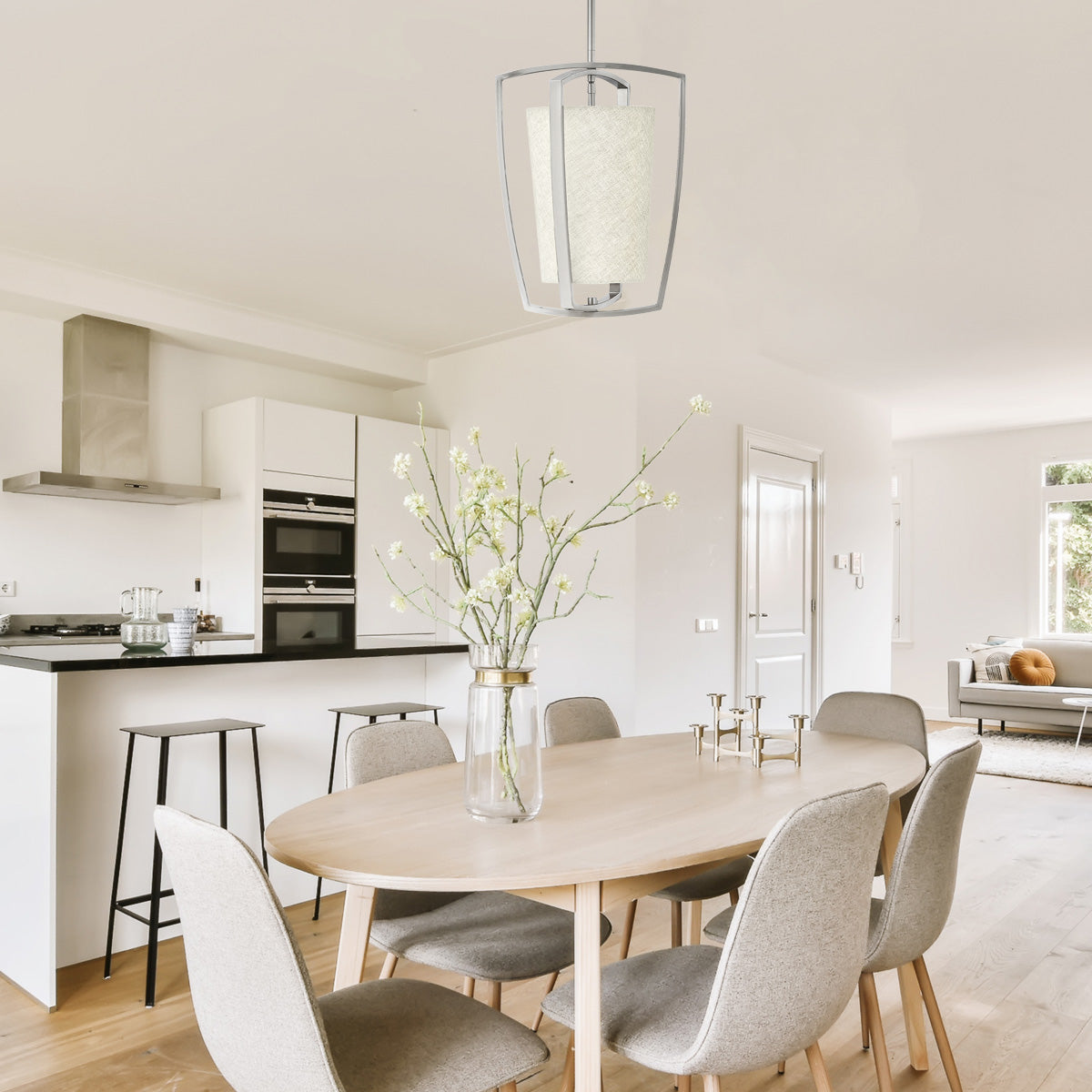 Mise en ambiance au-dessus d'une table de salle à manger dans un intérieur clair