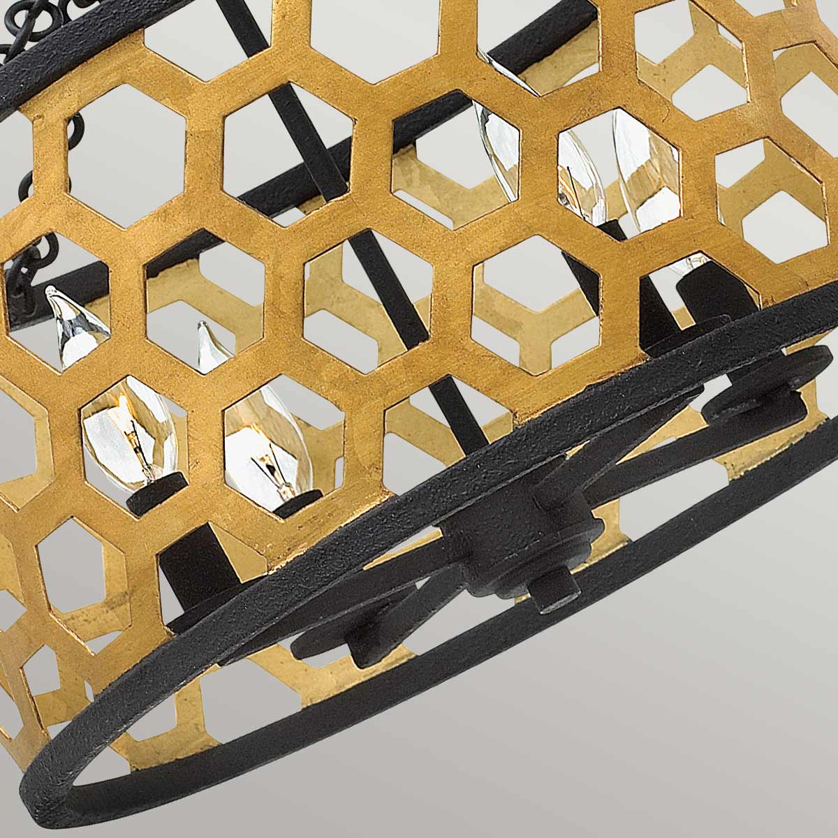 Vue rapprochée des ampoules visibles à travers la grille dorée en hexagones
