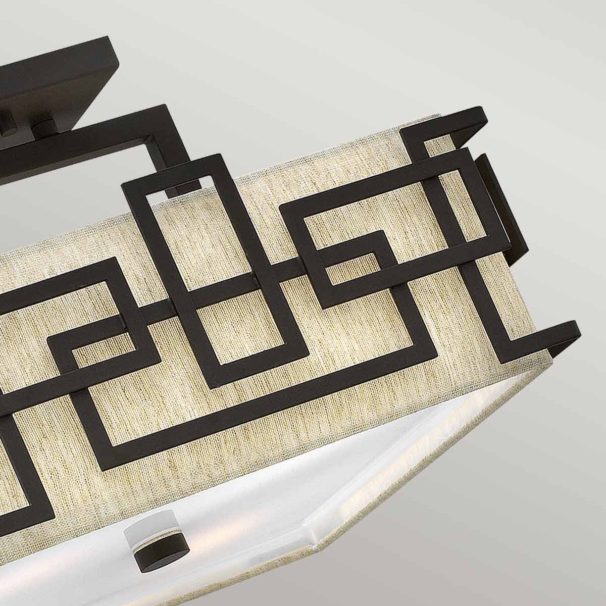 Gros plan sur les entrelacs rectangulaires et le diffuseur en verre dépoli.