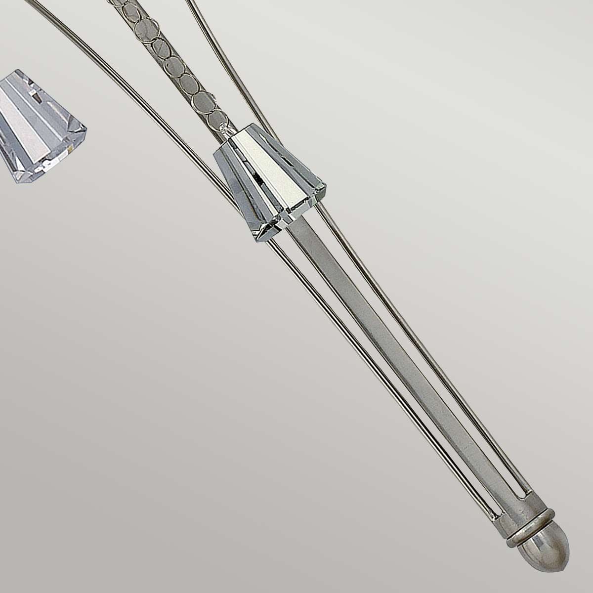 Détail du bras central strié et de son embout arrondi nickel satiné