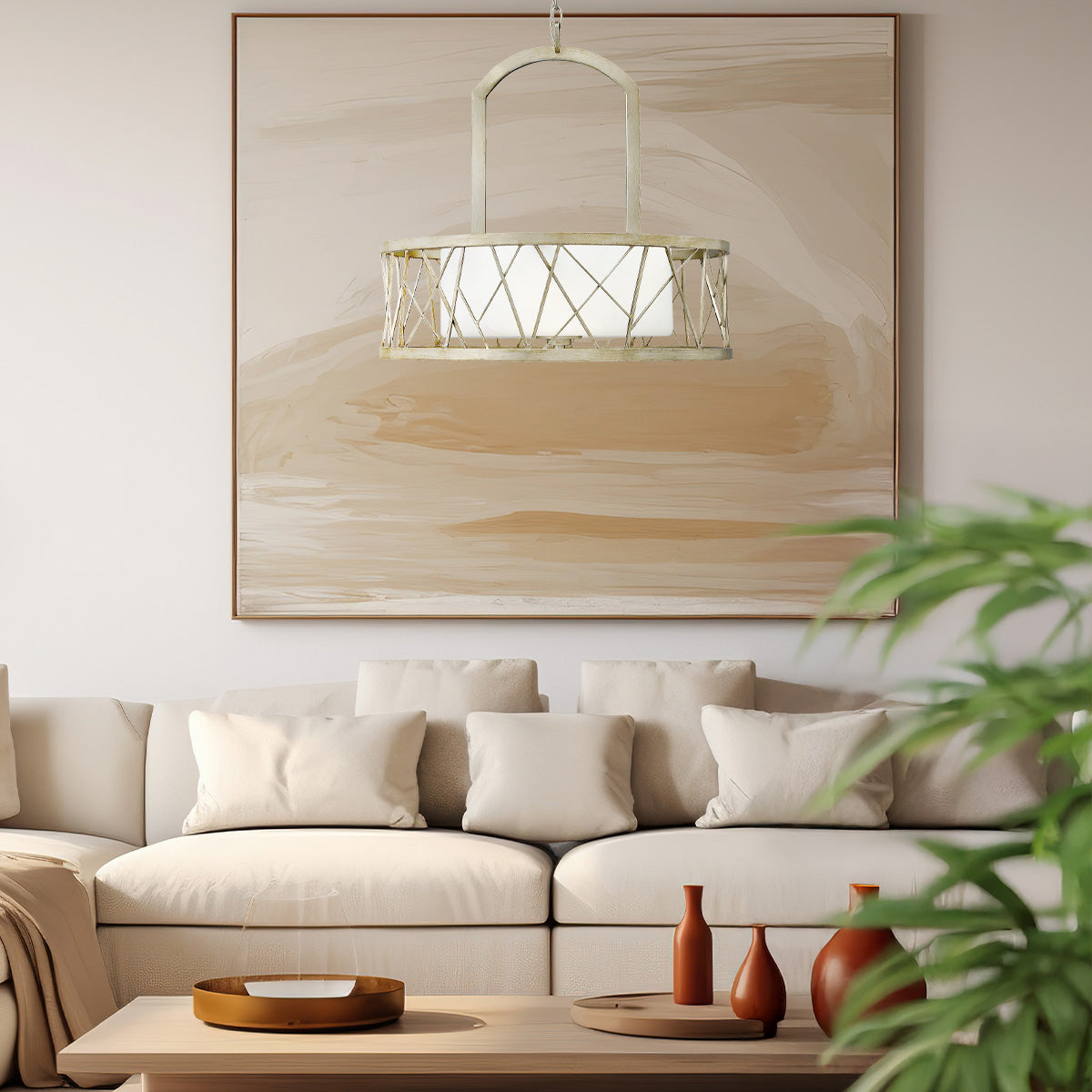 Luminaire suspendu au-dessus d'un canapé beige dans un salon