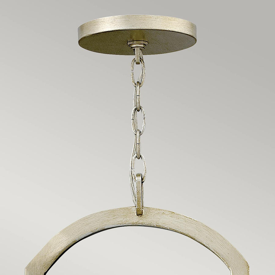 Détail de la rosace et de la chaîne de suspension argentée