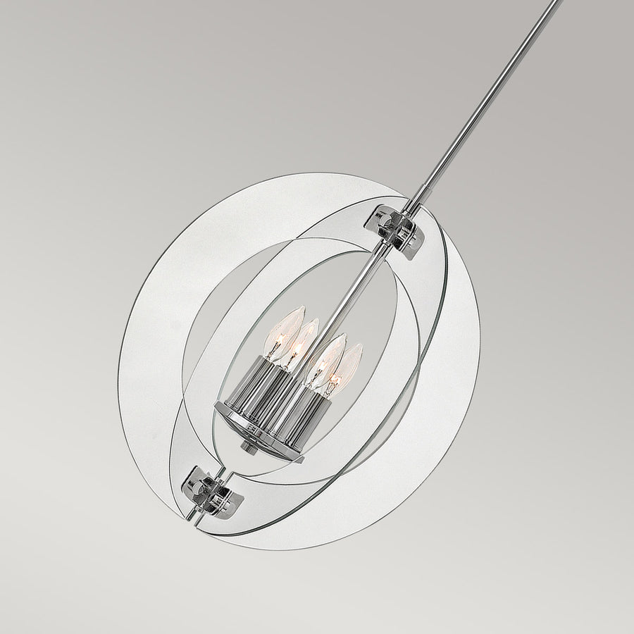 Vue rapprochée en plongée des anneaux chromés et des quatre ampoules du luminaire.