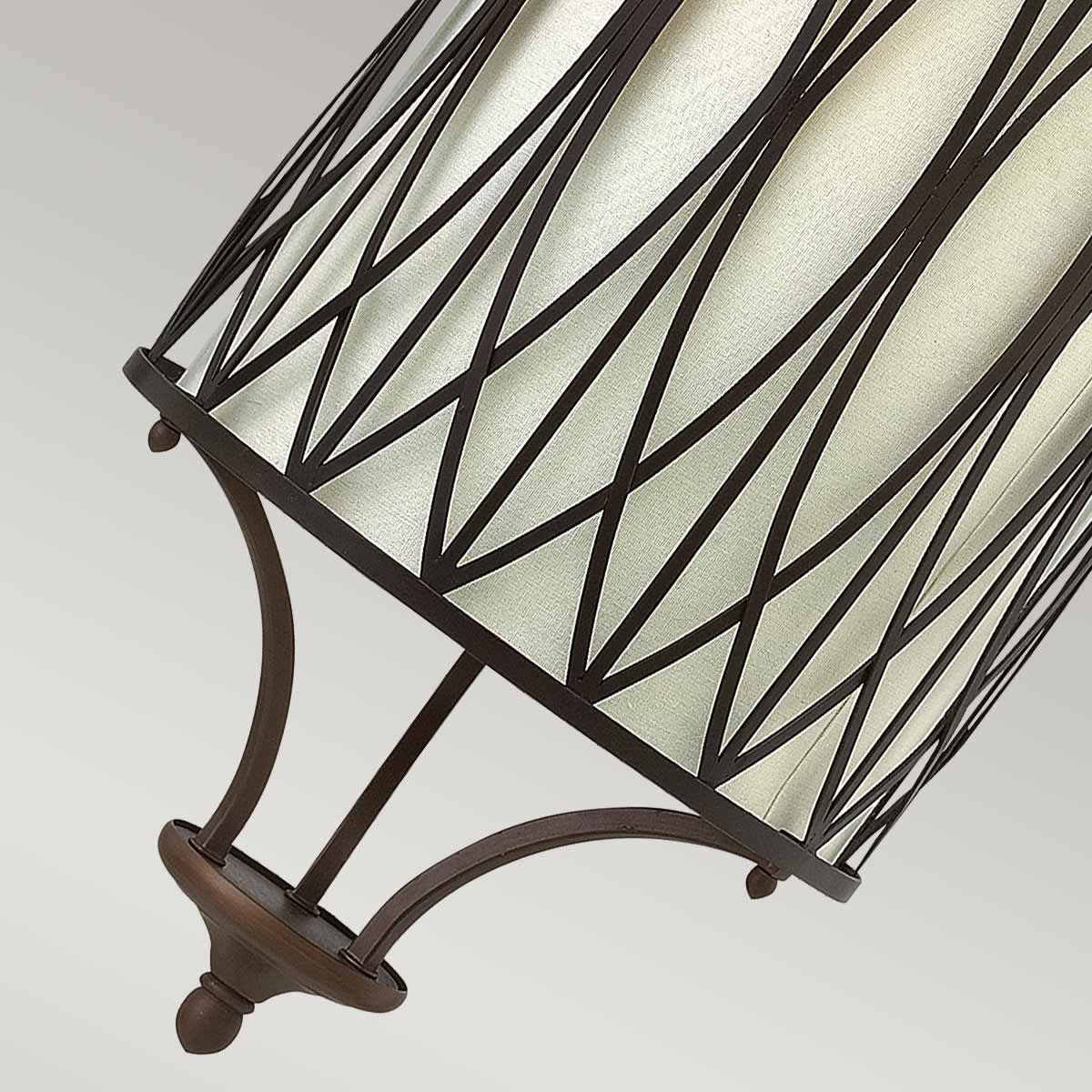 Détail du bas du luminaire avec cercle métallique et pointe décorative