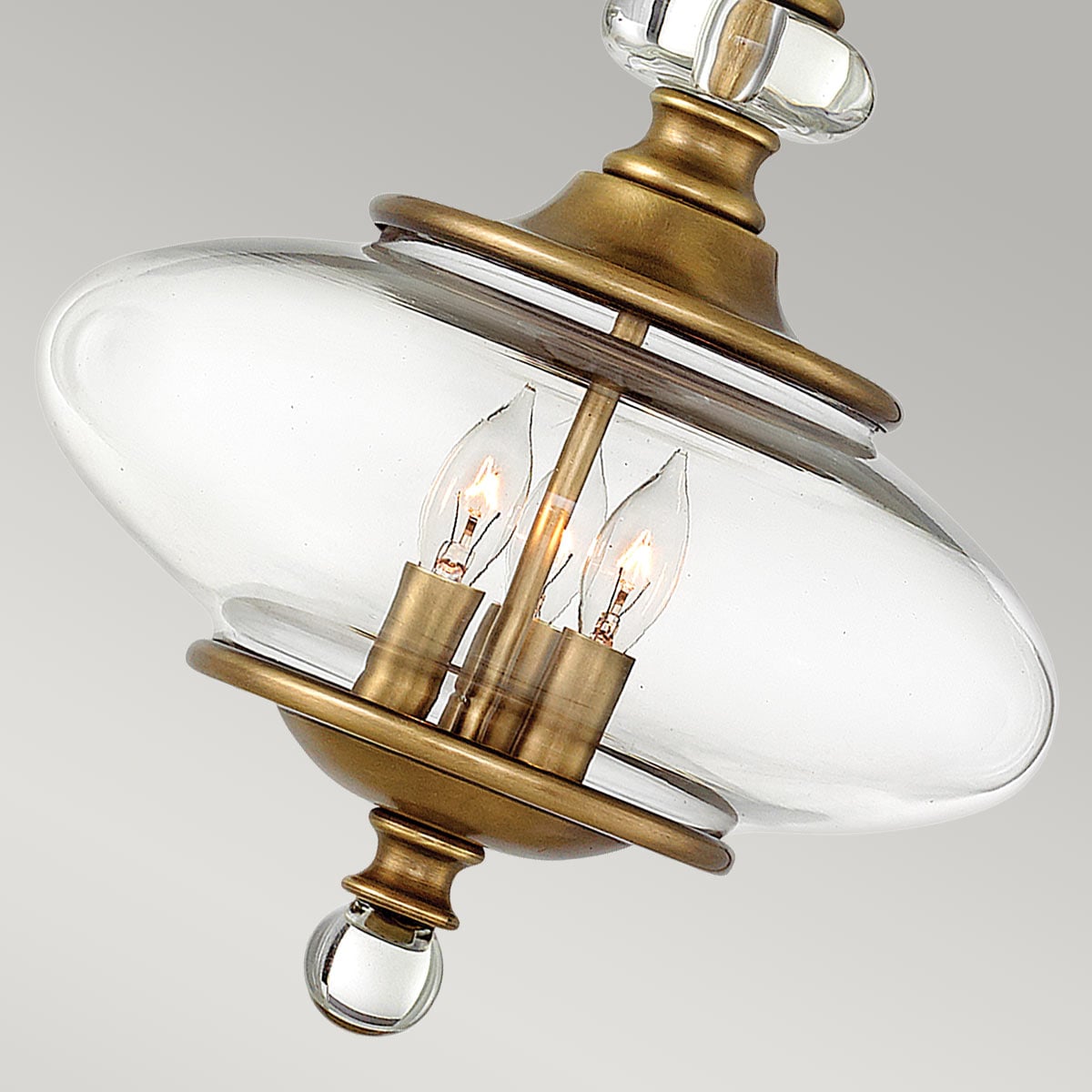 Gros plan sur le diffuseur ovale en verre transparent et les trois ampoules à l'intérieur.