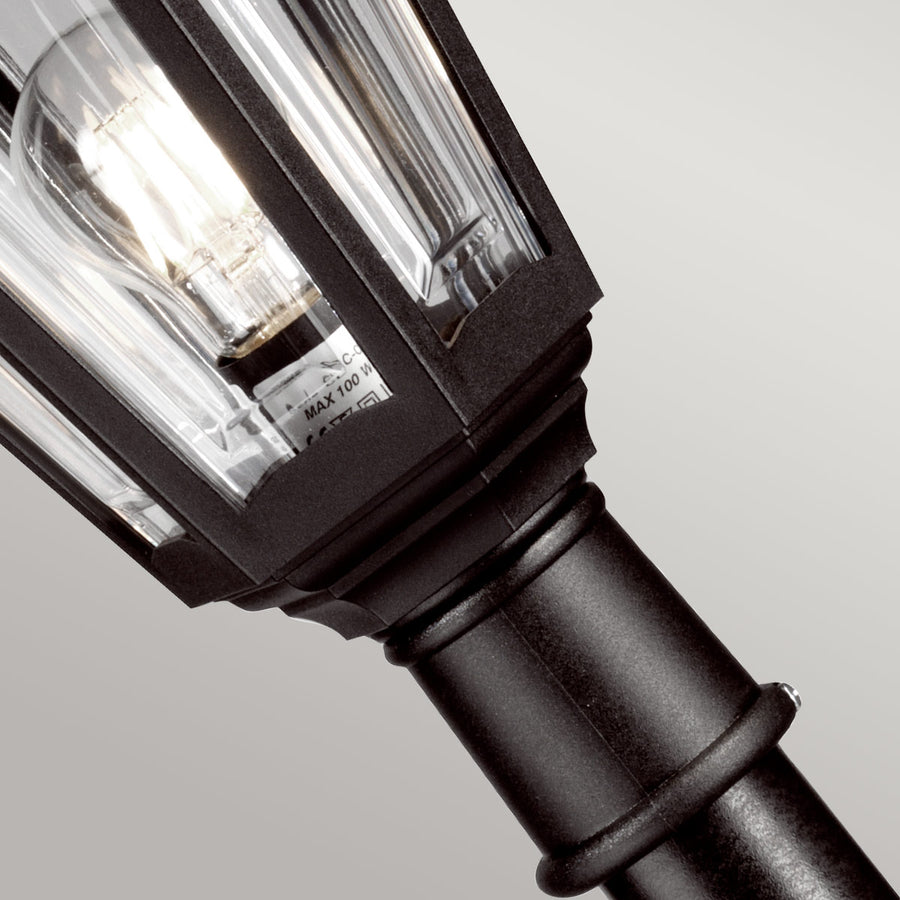 Détail de l'intérieur de la lanterne avec ampoule allumée et douille gravée MAX 100 W