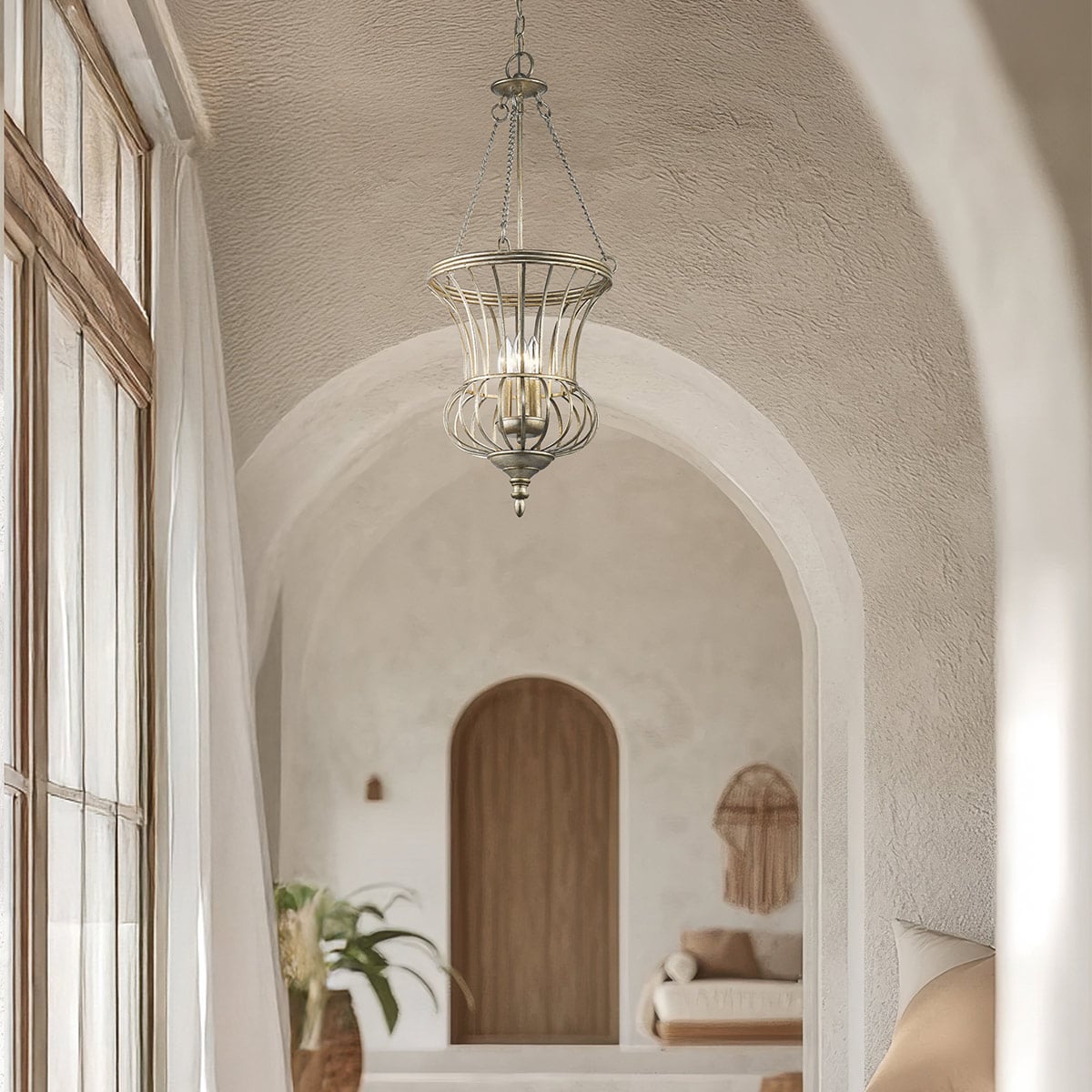 Mise en ambiance dans un couloir voûté blanc, suspension allumée au plafond.
