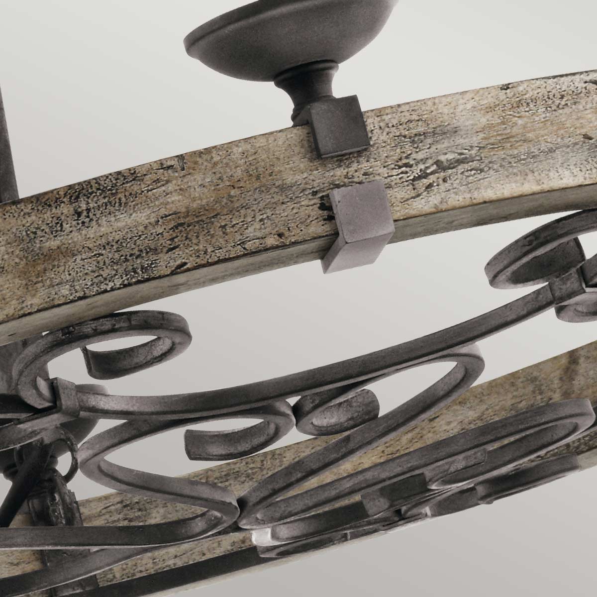 Détail des volutes en métal sous le bandeau de bois usé