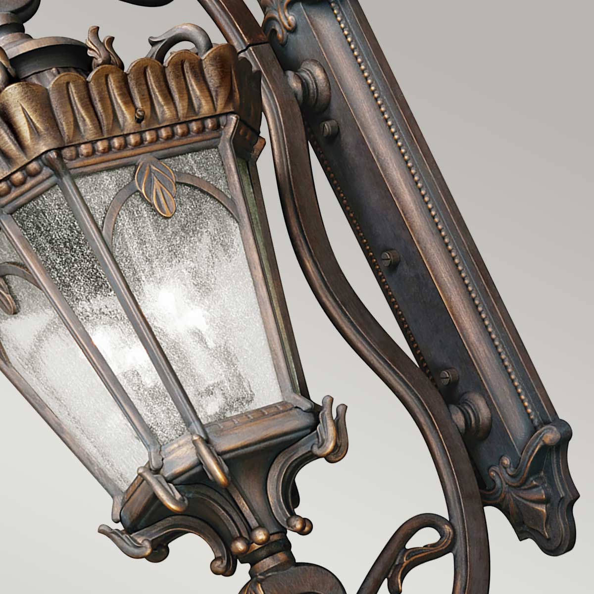 Détail du verre texturé et des motifs de feuilles sur le cadre