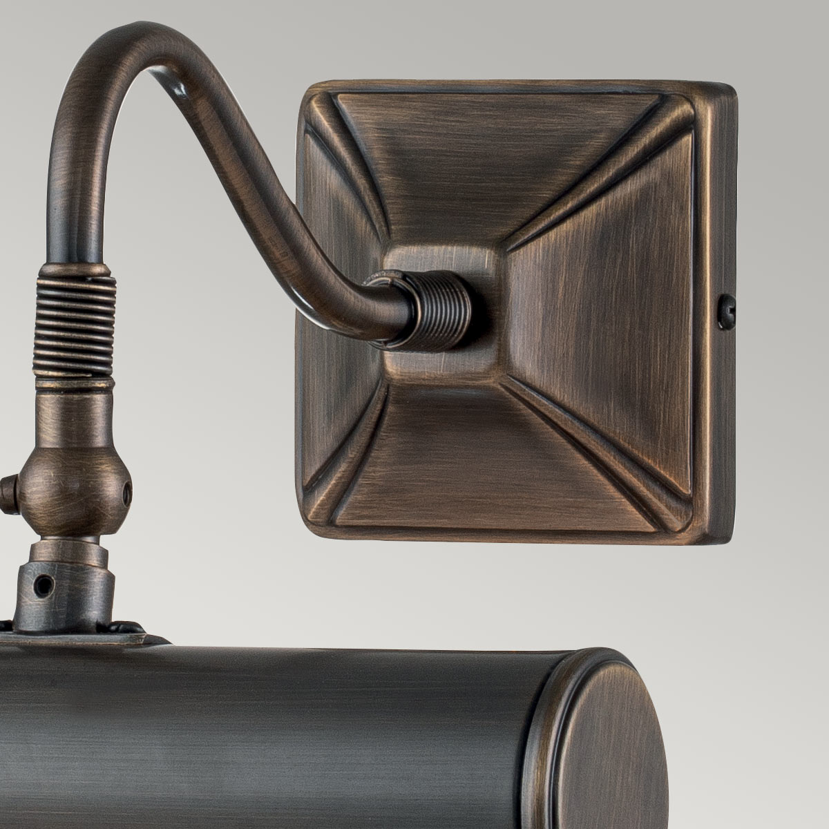 Détail de la platine carrée en bronze brossé avec fixation vissée au bras