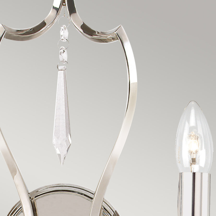 Détail de la pampille en cristal et d'une ampoule bougie allumée