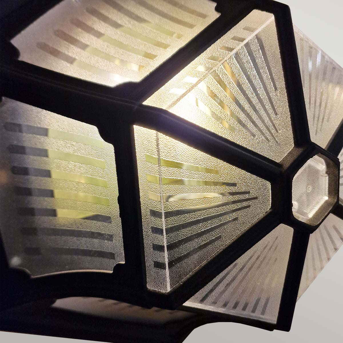 Mise en ambiance du luminaire allumé vu en contre-plongée.