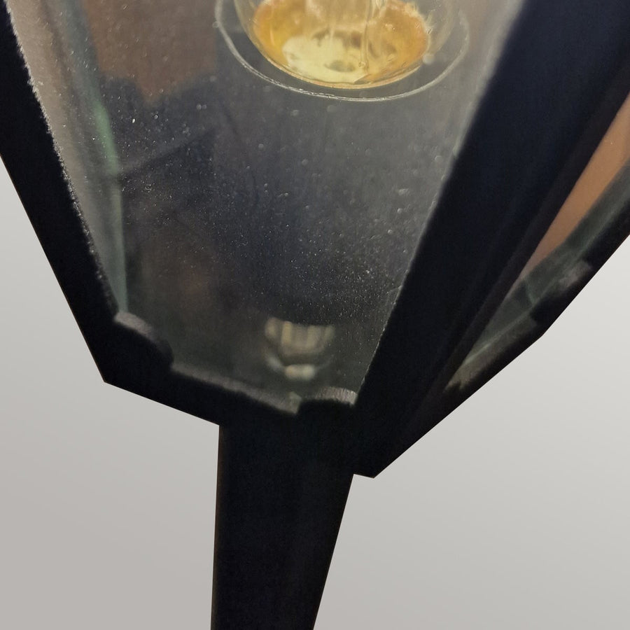 Vue rapprochée du verre et de l'ampoule allumée à l'intérieur de la lanterne