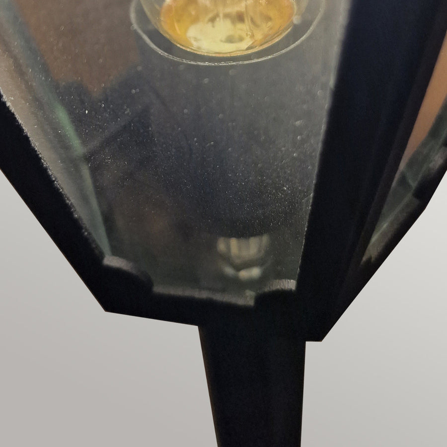 Vue rapprochée de la lanterne en verre avec ampoule dorée allumée