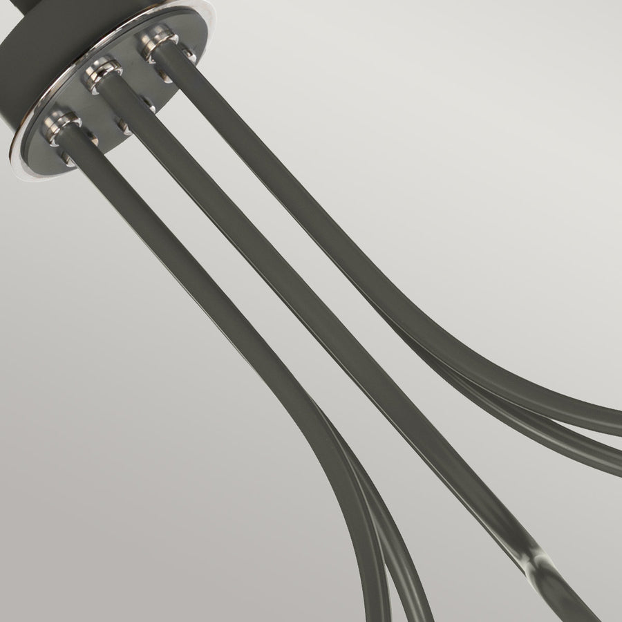 Détail du câblage souple gris fixé à la platine métallique brossée